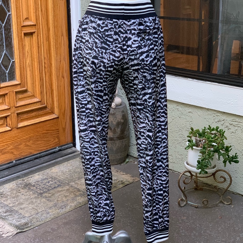 FABLETICS Abstract black and white Eve jogger. S - Picture 6 of 8